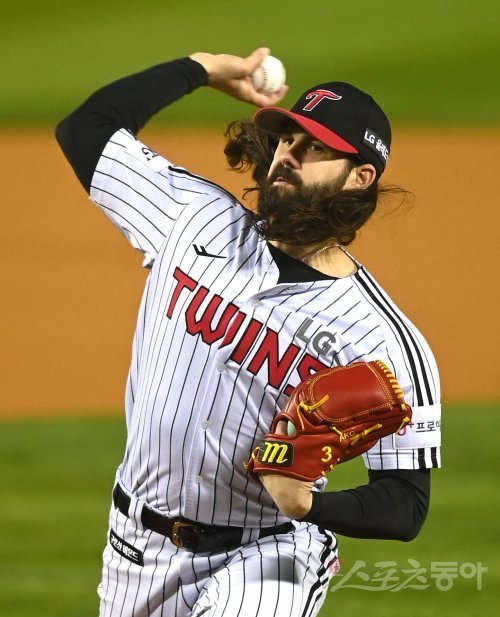 LG 외국인투수 케이시 켈리가 24일 잠실구장에서 벌어진 키움과 PO 1차전에 선발등판해 역투하고 있다. 켈리는 정규시즌 다승왕답게 이날 도 6이닝을 2실점으로 막고 팀 승리의 발판을 놓았다. 잠실 | 김종원 기자 won@donga.com