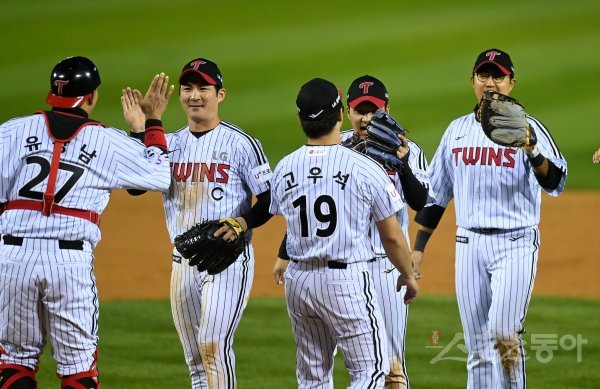 24일 서울 잠실야구장에서 ‘2022 신한은행 MY CAR KBO리그‘ 플레이오프 1차전 키움 히어로즈와 LG 트윈스 경기가 열렸다. 6-3 승리를 거둔 LG 선수들이 하이파이브 하고 있다. 잠실 | 김종원 기자 won@donga.com
