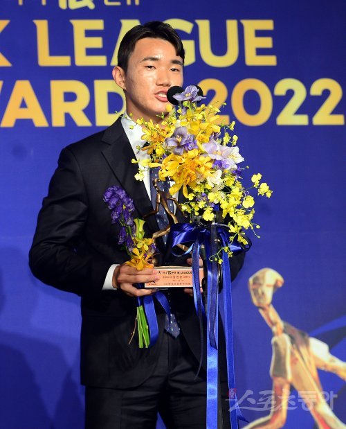 24일 서울 양재동 더 케이호텔에서 열린 ‘하나원큐 K리그 2022 대상 시상식’에서 K리그1 영플레이어상을 수상한 강원 양현준이 소감을 밝히고 있다. 김민성 기자 marineboy@donga.com