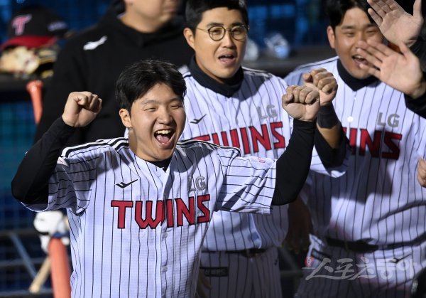 24일 서울 잠실야구장에서 ‘2022 신한은행 MY CAR KBO리그‘ 플레이오프 1차전 키움 히어로즈와 LG 트윈스 경기가 열렸다. 6회말 1사 2루 LG 안타 때 득점한 2루주자를 문보경이 반갑게 맞이하고 있다. 잠실 | 김종원 기자 won@donga.com