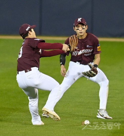 24일 잠실구장에서 벌어진 키움-LG의 PO 1차전을 가른 포인트는 수비였다. LG는 호수비로 좋은 흐름을 이어간 반면 키움은 번번이 나온 실책에 울었다. 3회말 2사 1·3루서 키움 유격수 김휘집(왼쪽)이 LG 문보경의 뜬공을 놓치고 있다. 오른쪽은 중견수 이정후. 잠실 ｜ 김종원 기자 won@donga.com