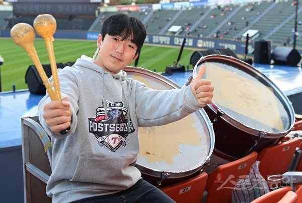 팬들을 하나로 묶는 응원단의 역할은 가을야구에서 빼놓을 수 없는 요소다. 응원가의 박자를 리드하는 북 소리도 그만큼 중요하다. LG 응원단의 고수를 맡고 있는 한정석 씨는 “잠실구장을 가득 채울 LG 팬들을 위해 북 소리를 높이겠다”고 다짐했다. 잠실 | 주현희 기자 teth1147@donga.com