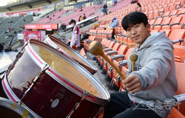 LG 응원단의 고수를 맡고 있는 한정석 씨. 잠실 | 주현희 기자 teth1147@donga.com