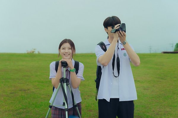 김유정(왼쪽)·변우석 주연의 ‘20세기 소녀’ 등 청춘로맨스를 그린 작품들이 잇달아 공개되고 있다. 사진은 영화의 한 장면. 사진제공｜넷플릭스