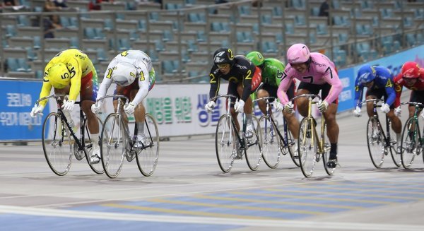 6월 열린 왕중왕전 결승전에서 1번 임채빈(흰색)과 5번 정종진(노란색)이 치열한 경합을 벌이며 결승선을 향해 질주하고 있다. 사진제공｜국민체육진흥공단