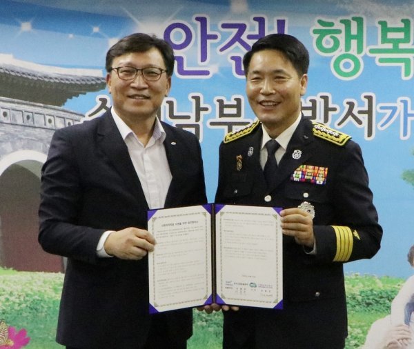 이홍복 경주사업총괄본부장(왼쪽)과 정훈영 수원남부소방서장.