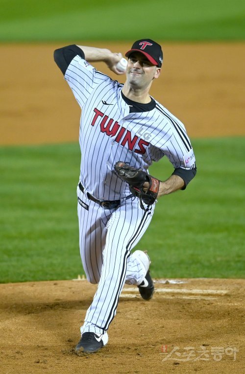 25일 서울 잠실야구장에서 ‘2022 신한은행 MY CAR KBO리그’ 플레이오프 2차전 키움 히어로즈와 LG 트윈스 경기가 
열렸다. 선발 투수로 등판한 LG 플럿코가 역투하고 있다. 잠실 | 김종원 기자 won@donga.com