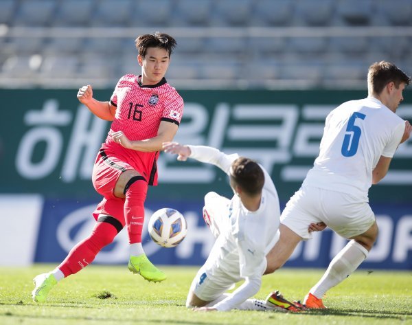 카타르월드컵을 앞둔 축구대표팀의 마지막 스파링 파트너는 아이슬란드다. 벤투 감독은 아이슬란드와 평가전 이튿날인 11월 12일 최종 엔트리를 발표할 예정이다. 1월 튀르키예 전지훈련 당시 벌어진 아이슬란드와 친선경기 모습. 사진제공 ｜ 대한축구협회