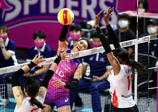 흥국생명 김연경(가운데)은 25일 인천 삼산월드체육관에서 벌어진 페퍼저축은행과 홈경기에서 팀 내 최다인 18점을 올리며 세트스코어 3-0 완승을 이끌었다. 김연경이 페퍼저축은행 니아 리드(오른쪽)의 블로킹을 피해 공격을 시도하고 있다. 인천 | 김민성 기자 marineboy@donga.com