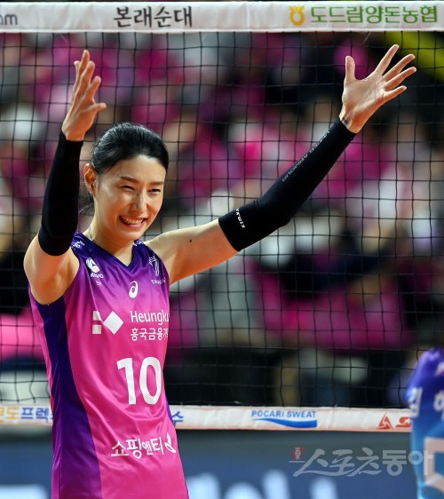 25일 인천 삼산월드체육관에서 ‘2022-2023 도드람 V리그‘ 인천 흥국생명과 광주 페퍼저축은행의 여자부 경기가 열렸다. 흥국생명 김연경이 득점을 올린 후 환호하고 있다. 인천 | 김민성 기자 marineboy@donga.com