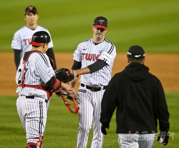 25일 서울 잠실야구장에서 ‘2022 신한은행 MY CAR KBO리그‘ 플레이오프 2차전 키움 히어로즈와 LG 트윈스 경기가 열렸다. 선발 투수로 등판한 LG 플럿코가 2회초 2사 2루 상황에서 강판되고 있다. 잠실 | 김종원 기자 won@donga.com