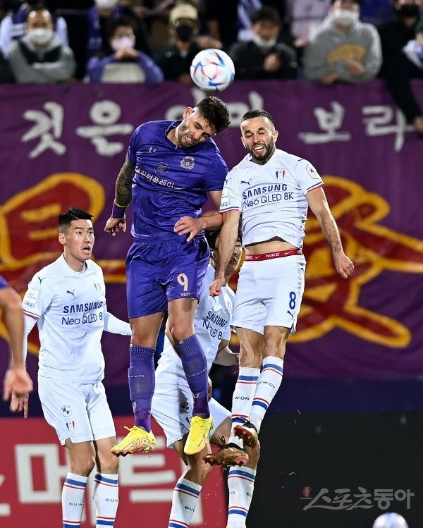 26일 경기도 안양종합운동장에서 열린 ‘하나원큐 K리그 2022’ 수원 삼성과 FC안양의 승강플레이오프 1차전 경기에서 안양 조나탄과 수원 사리치가 공중볼을 다투고 있다. 안양 | 김민성 기자 marineboy@donga.com