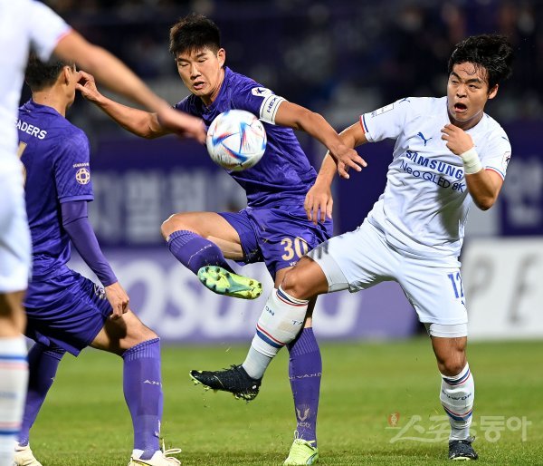 26일 경기도 안양종합운동장에서 열린 ‘하나원큐 K리그 2022‘ 수원 삼성과 FC안양의 승강플레이오프 1차전 경기에서 안양 백동규가 수원 강현묵과 볼 다툼을 벌이고 있다. 안양 | 김민성 기자 marineboy@donga.com