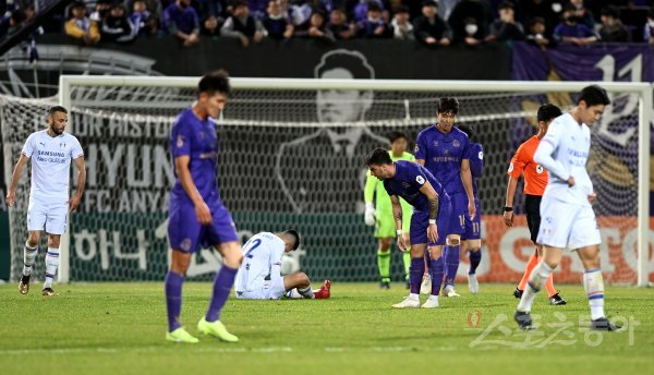 26일 경기도 안양종합운동장에서 열린 ‘하나원큐 K리그 2022‘ 수원 삼성과 FC안양의 승강플레이오프 1차전 경기에서 수원와 안양이 0-0 무승부를 기록한 후 아쉬워하고 있다. 안양 | 김민성 기자 marineboy@donga.com