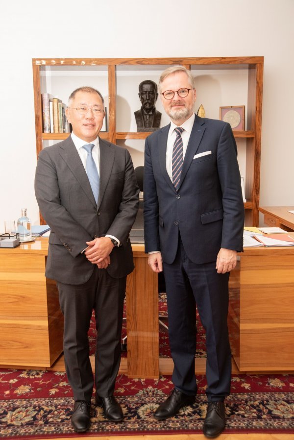 27일(현지 시간) 체코 프라하 총리실에서 정의선 현대차그룹 회장(왼쪽)이 페트르 피알라 체코 총리를 만나 부산세계박람회 유치 지지 요청과 현대차 체코공장의 전동화 체제 전환 등 상호 협력방안에 대해 논의한 뒤 기념촬영을 하고 있다.
사진제공｜현대차그룹