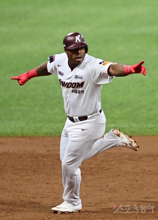 28일 서울 고척스카이돔에서 열린 ‘2022 신한은행 SOL KBO리그’ 플레이오프 4차전 키움 히어로즈와 LG 트윈스의 경기에서 3회말 2사 키움 푸이그가 역전 중월 솔로 홈런을 친 후 더그아웃을 향해 세리머니하고 있다. 고척 | 주현희 기자 teth1147@donga.com