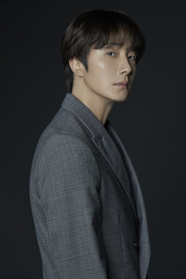 영화 ‘고속도로 가족’의 주역인 배우 정일우는 “처음 해보는 노숙자 캐릭터에 걱정이 많았다”면서 “이를 제대로 표현하기 위해 메이크업뿐 아니라 면도조차 하지 않고 카메라 앞에 섰다”고 돌이켰다. 사진제공｜9아토엔터테인먼트