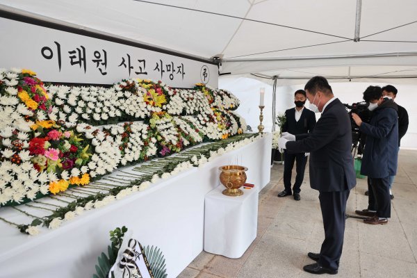 지난달 31일 김산 무안군수가 군청 간부 공무원들과 전남도청 만남의 광장에 설치된 합동분향소를 방문했다. 사진제공 | 무안군