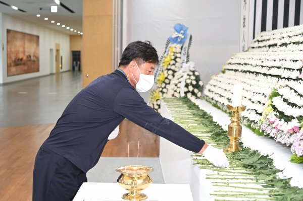 윤경희 경북 청송군수가 1일 경북도청 동락관에 설치된 이태원 참사 희생자 합동분향소를 찾아 조문했다. 사진제공｜청송군