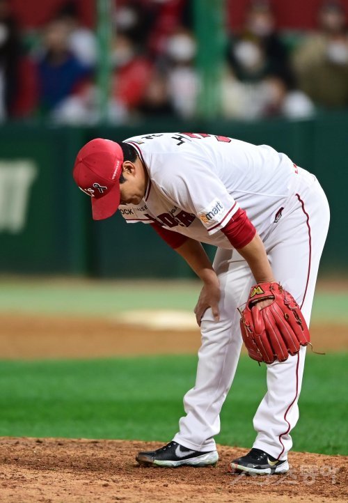 1일 인천 SSG랜더스필드에서 열린 ‘2022 신한은행 SOL KBO리그’ 한국시리즈 1차전 SSG 랜더스와 키움 히어로즈의 경기에서 9회초 1사 2루 키움에 역전 투런포를 허용한 SSG 노경은이 아쉬워하고 있다. 인천 | 주현희 기자 teth1147@donga.com