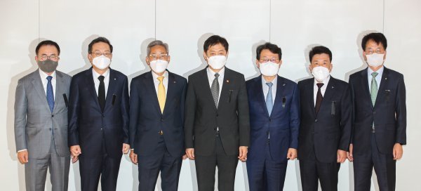 조용병 신한금융 회장, 손태승 우리금융 회장, 윤종규 KB금융 회장, 김주현 금융위원장, 김광수 은행연합회장, 함영주 하나금융 회장, 손병환 농협금융 회장(왼쪽부터)이 1일 오전 서울 중구 은행연합회에서 열린 금융지주회장 간담회에서 기념촬영을 하고 있다. 사진 | 뉴시스