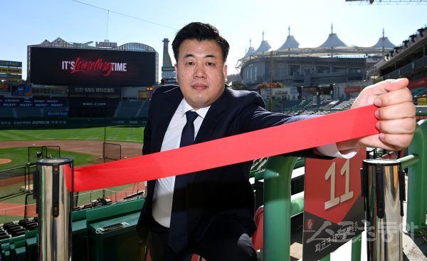 2일 인천 SSG 랜더스필드에서 ‘2022 신한은행 SOL KBO리그‘ SSG 랜더스와 키움 히어로즈의 한국시리즈 2차전 경기가 열린다. 경기 전 최중호 시큐리티 과장이 포즈를 취하고 있다. 인천 | 김민성 기자 marineboy@donga.com