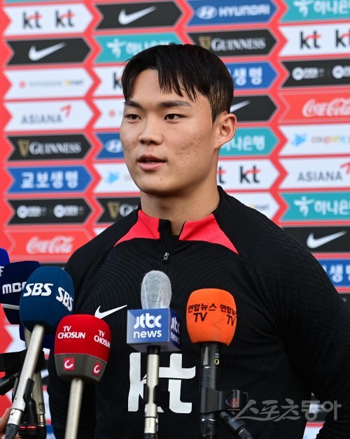 한국축구대표팀이 2일 경기도 파주 축구대표팀트레이닝센터(NFC)에서 2022 FIFA 카타르 월드컵 대비 아이슬란드와 마지막 국내 평가전에 앞서 소집훈련을 진행했다. 한국 오현규가 훈련에 앞서 취재진과 인터뷰를 하고 있다. 파주 | 주현희 기자 teth1147@donga.com