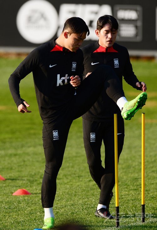 한국축구대표팀이 2일 경기도 파주 축구대표팀트레이닝센터(NFC)에서 2022 FIFA 카타르 월드컵 대비 아이슬란드와 마지막 국내 평가전에 앞서 소집훈련을 진행했다. 한국 오현규가 몸을 풀고 있다. 파주 | 주현희 기자 teth1147@donga.com