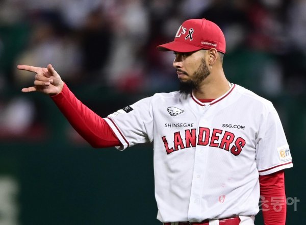 2일 인천 SSG랜더스필드에서 열린 ‘2022 신한은행 SOL KBO리그’ 한국시리즈 2차전 SSG 랜더스와 키움 히어로즈의 경기에서 7회초 1사 1루 SSG 폰트가 유격수에게 수신호를 보내고 있다. 인천 | 주현희 기자 teth1147@donga.com