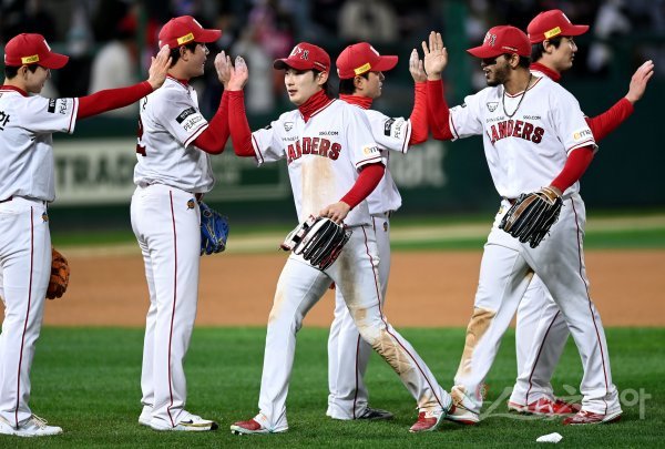 2일 인천 SSG 랜더스필드에서 ‘2022 신한은행 SOL KBO리그’ SSG 랜더스와 키움 히어로즈의 한국시리즈 2차전 경기가 열렸다. SSG가 키움을 상대로 6-1로 승리한 후 선수들이 그라운드에서 기쁨을 나누고 있다. 인천 | 김민성 기자 marineboy@donga.com