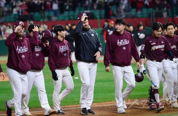 2일 인천 SSG랜더스필드에서 열린 ‘2022 신한은행 SOL KBO리그’ 한국시리즈 2차전 SSG 랜더스와 키움 히어로즈의 경기에서 1-6으로 패한 키움 선수들이 더그아웃으로 향하고 있다. 인천 | 주현희 기자 teth1147@donga.com