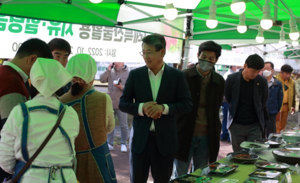최근 지리산 피아골 단풍축제장에 참여해 구례 전통음식을 둘러보고 있는 김순호 군수. 사진제공 | 구례군