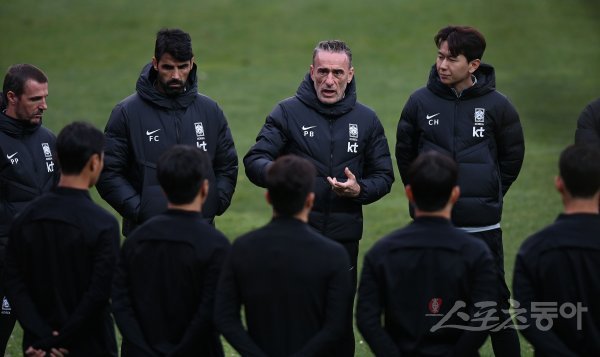 2022 카타르 월드컵을 대비해 아이슬란드와 마지막 국내 평가전을 앞두고 한국축구대표팀이 3일 경기도 파주 축구국가대표팀트레이닝센터(NFC)에서 훈련을 가졌다. 축구대표팀 벤투 감독이 코치, 선수들과 이야기를 나누고 있다. 파주 | 김민성 기자 marineboy@donga.com