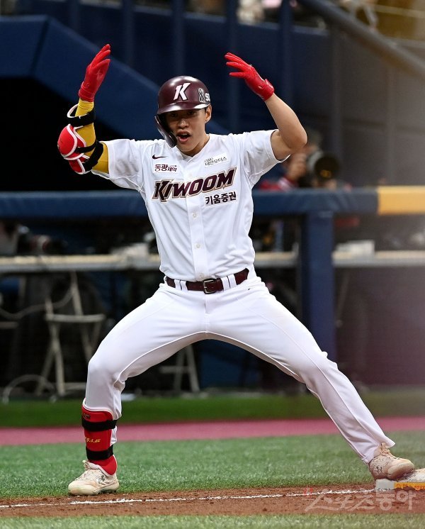 5일 서울 고척스카이돔에서 ‘2022 신한은행 SOL KBO리그’ SSG 랜더스와 키움 히어로즈의 한국시리즈 4차전 경기가 열렸다. 3회말 1사 1, 2루에서 키움 송성문이 2타점 싹쓸이 2루타 후 상대 실책으로 3루까지 진루해 포효하고 있다. 고척 | 김민성 기자 marineboy@donga.com