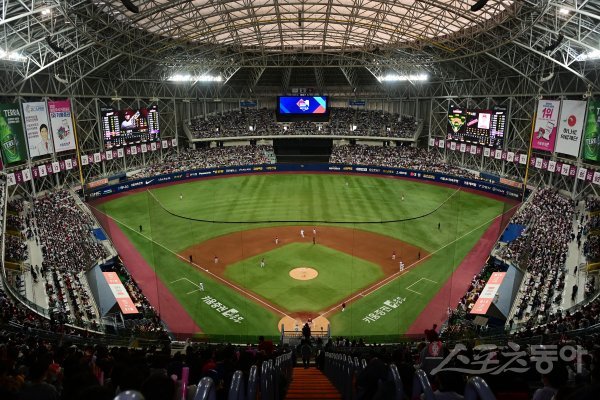 5일 서울 고척스카이돔에서 열린 ‘2022 신한은행 SOL KBO리그’ 한국시리즈 4차전 키움 히어로즈와 SSG 랜더스의 경기에서 만원 관중들이 응원을 펼치고 있다. 고척 | 주현희 기자 teth1147@donga.com