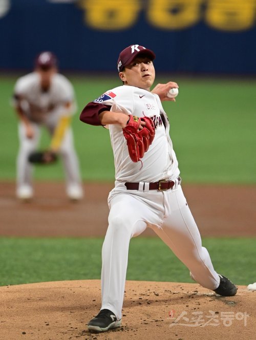 5일 서울 고척스카이돔에서 열린 ‘2022 신한은행 SOL KBO리그’ 한국시리즈 4차전 키움 히어로즈와 SSG 랜더스의 경기에서 선발 투수로 마운드에 오른 키움 이승호가 역투하고 있다. 고척 | 주현희 기자 teth1147@donga.com