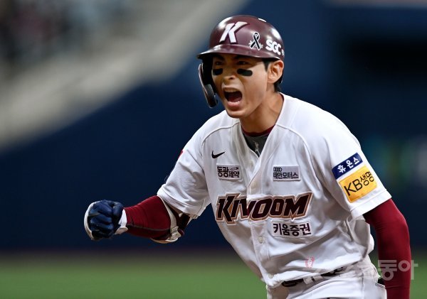 5일 서울 고척스카이돔에서 ‘2022 신한은행 SOL KBO리그‘ SSG 랜더스와 키움 히어로즈의 한국시리즈 4차전 경기가 열렸다. 3회말 무사 2루에서 키움 이정후가 1타점 역전 적시타를 날린 후 포효하고 있다. 고척 | 김민성 기자 marineboy@donga.com