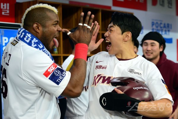 5일 서울 고척스카이돔에서 ‘2022 신한은행 SOL KBO리그‘ SSG 랜더스와 키움 히어로즈의 한국시리즈 4차전 경기가 열렸다. 3회말 1사 3루에서 적시타 때 키움 송성문이 득점을 올린 후 푸이그와 기쁨을 나누고 있다. 고척 | 김민성 기자 marineboy@donga.com