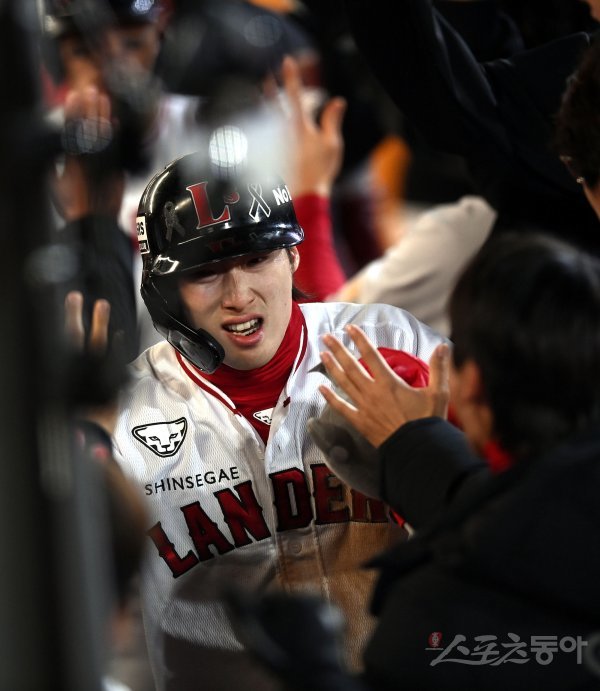 2일 인천 SSG 랜더스필드에서 ‘2022 신한은행 SOL KBO리그’ SSG 랜더스와 키움 히어로즈의 한국시리즈 2차전 경기가 열렸다. 5회말 1사 1루에서 SSG 최지훈이 투런 홈런을 쏘아 올린 후 동료들의 환영을 받고 있다. 인천 | 김민성 기자 marineboy@donga.com