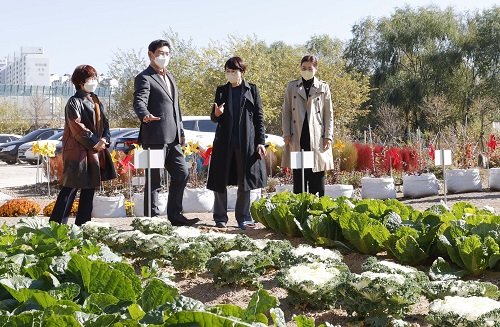 이상일 용인특례시장이 기흥구 공세동에 위치한 용인시민농장을 살펴보고 있다. 사진제공 | 용인시