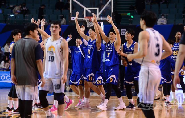 6일 잠실체육관에서 열린 ‘2022-2023 프로농구’ 서울 삼성과 전주 KCC 경기에서 71-62로 승리한 삼성 선수들이 기뻐하고 있다. 이원석(11번)은 3쿼터에서 깜짝 활약을 펼쳤다.
잠실 | 김종원 기자 won@donga.com