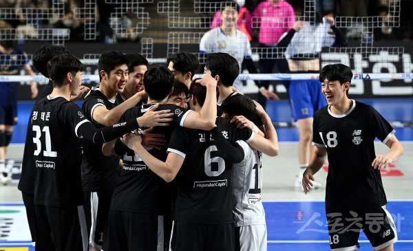 6일 충청남도 천안 유관순체육관에서 ‘2022-2023 도드람 V리그’ 천안 현대캐피탈과 서울 우리카드의 남자부 경기가 열렸다. 현대캐피탈이 우리카드를 상대로 세트스코어 3-1로 승리한 후 선수들이 코트에서 기쁨을 나누고 있다. 천안 | 김민성 기자 marineboy@donga.com