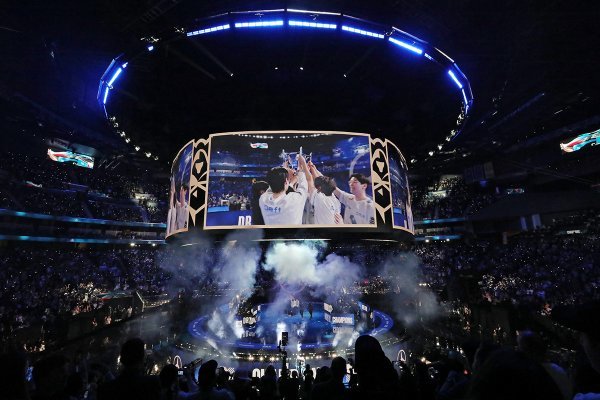 6일(한국시간) 미국 캘리포니아주 샌프란시스코 체이스센터에서 열린 롤드컵 결승에서 T1을 3 대 2로 누르고 왕좌에 오르면서 플레이-인 스테이지부터 이어온 ‘미라클 런’을 완성한 DRX. 사진제공｜라이엇게임즈