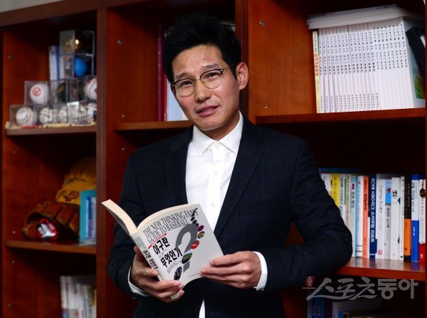 LG는 6일 염경엽 KBO 기술위원장을 신임 감독으로 선임했다고 발표했다. 류지현 전 감독과 재계약하지 않겠다고 밝힌 지 이틀만이다. 후보 선정부터 선임까지 일사천리로 진행된 과정은 구단 최고위층의 의사가 직·간접적으로 반영된 결과다. 스포츠동아DB