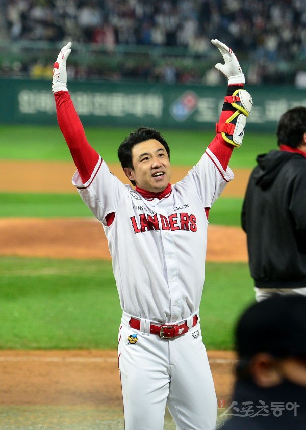 7일 인천 SSG랜더스필드에서 ‘2022 신한은행 MY CAR KBO리그’ 한국시리즈 5차전 키움 히어로즈와 SSG 랜더스 경기가 열렸다. 9회말 1사 1,3루 SSG 김강민이 끝내기 스리런 홈런을 날리고 그라운들 돌아 홈인해 환호하고 있다. 인천 | 김종원 기자 won@donga.com