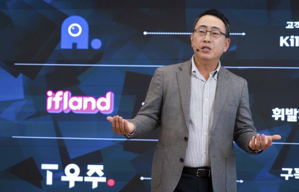 취임 1주년을 맞아 ‘기술과 서비스로 고객을 이롭게 하는 AI 컴퍼니’라는 비전을 제시한 유영상 SK텔레콤 대표. 사진제공｜SK텔레콤