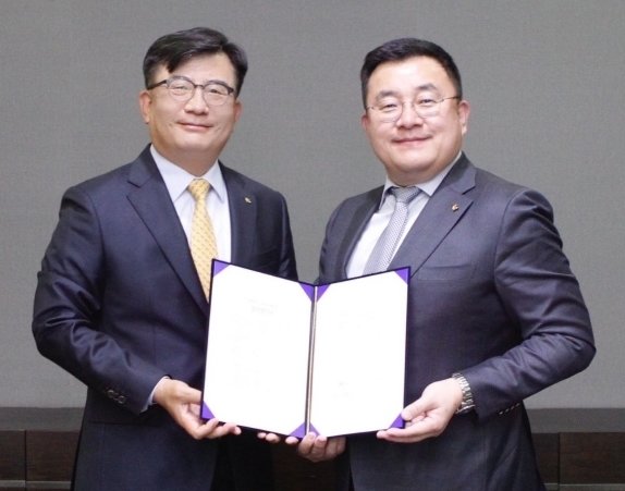 송재호 KT AI/DX융합사업부문장(오른쪽)과 강성훈 KB손해보험 법인영업부문장. 사진제공｜KT