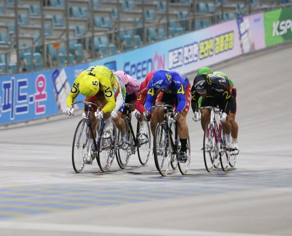 7월 하반기 등급조정 이후 경륜 최고 등급인 슈퍼특선(SS반)에서 뛴 선수들의 성적이 냉탕과 온탕을 오가고 있다. 광명스피돔에서 경주하고 있는 SS반 선수들.사진제공｜국민체육진흥공단
