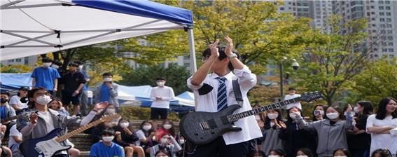 충남삼성고 학생들이 밴드공연을 하며 호응을 유도하고 있다. 사진출처 | 충남삼성고