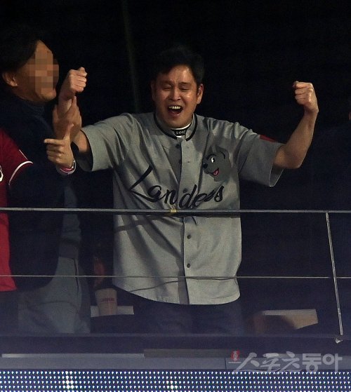 7일 인천 SSG 랜더스필드에서 ‘2022 신한은행 SOL KBO리그‘ SSG 랜더스와 키움 히어로즈의 한국시리즈 5차전 경기가 열렸다. 9회말 무사 1, 2루에서 SSG 김강민이 끝내기 스리런 홈런을 날린 후 SSG 정용진 구단주가 주먹을 쥐며 환호하고 있다. 인천 | 김민성 기자 marineboy@donga.com